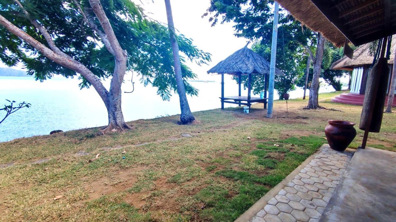 Khabita Beach Resort Lembar  外观 照片