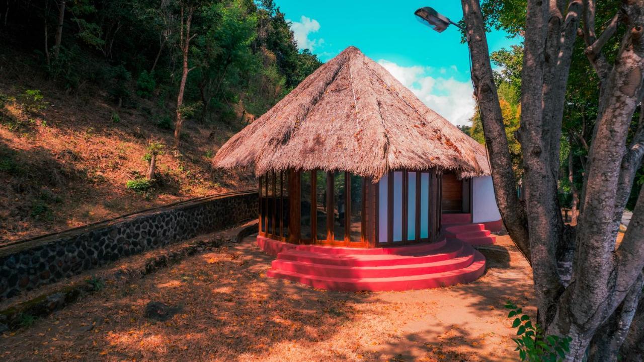 Khabita Beach Resort Lembar  外观 照片