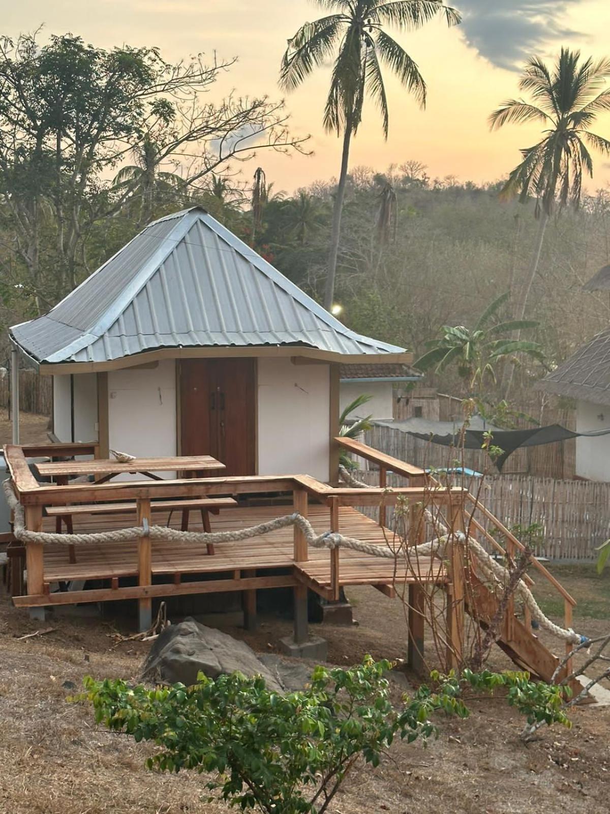 Khabita Beach Resort Lembar  外观 照片